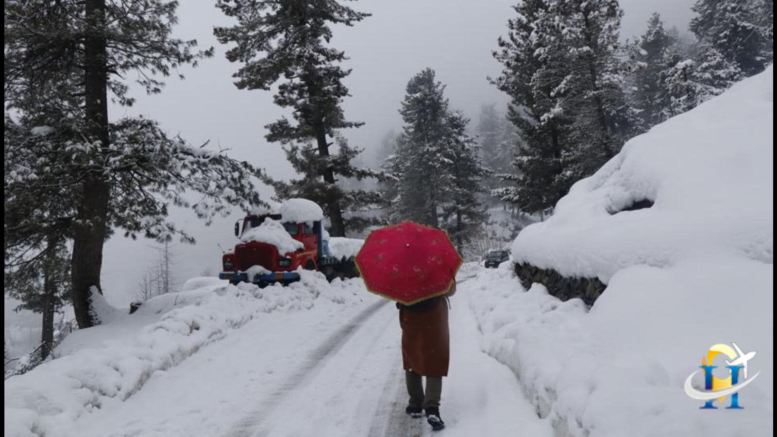 snowfall in Kashmir welcomes the season’s first snowfall and the early coming of winters